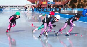 成年女子500メートルA決勝で滑走する選手らー＝27日、渋川市の伊香保リンク