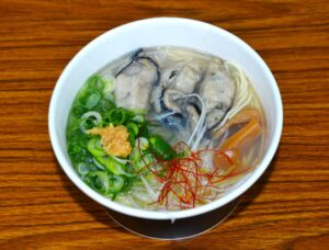 アイスホッケー会場で人気の地元岡山「日生（ひなせ）牡蠣ラーメン」＝３日、ヘルスピア倉敷