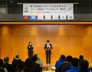 アイスホッケー競技会表彰式で会場地あいさつをする伊原木隆太岡山県知事＝５日、倉敷市芸文館