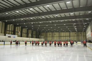 アイスホッケー成年のゲーム開始前の礼＝１日、岡山国際スケートリンク