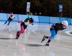少年女子2000メートルリレー決勝に臨んだ選手たち＝29日、渋川市の伊香保リンク