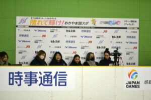 フィギュア少年女子フリーで判定を待つ愛知チーム＝28日、ヘルスピア倉敷