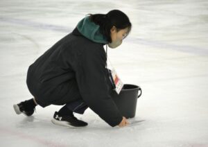 フィギュア成年女子のリンクの修復作業＝30日、ヘルスピア倉敷