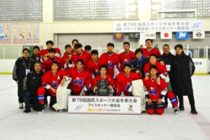 アイスホッケー少年決勝で準優勝した青森県チーム＝５日、ヘルスピア倉敷