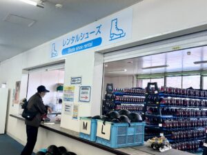 一般に向けたスケート体験用レンタルシューズの受付＝27日、渋川市の伊香保リンク