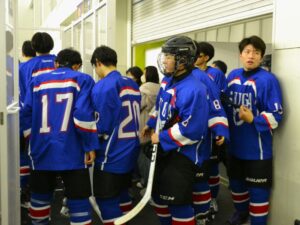 アイスホッケー少年の試合でインターバル中の滋賀県チーム＝２日、ヘルスピア倉敷
