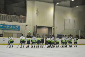アイスホッケー成年１回戦で和歌山に敗れた後、応援団にお礼をする岡山の選手たち＝１日、岡山国際スケートリンク