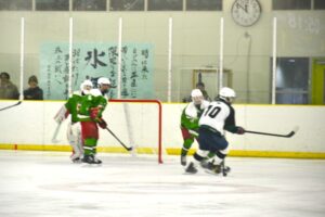 アイスホッケー少年準々決勝で北海道のゴールを攻める宮城（白）＝３日、ヘルスピア倉敷