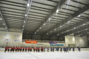 アイスホッケー成年の１回戦が終了し対戦相手の応援団に礼をする沖縄県チーム＝１日、岡山国際スケートリンク