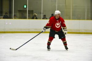 アイスホッケー成年１回戦でパスを待つ沖縄県チームのフォワード＝１日、岡山国際スケートリンク