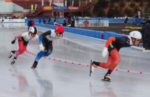 少年男子１万メートル決勝で滑走する先頭集団＝27日、渋川市の伊香保リンク