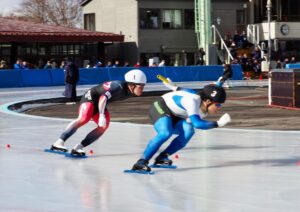 成年男子2000メートルリレー予選に出場した北海道（白帽子）と滋賀（黒帽子）の選手ー渋川市の伊香保リンク