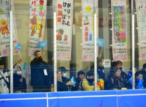 ショートトラック会場の応援風景＝27日、岡山国際スケートリンク