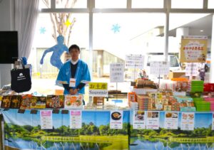 アイスホッケー会場の岡山地産販売コーナー＝３日、ヘルスピア倉敷