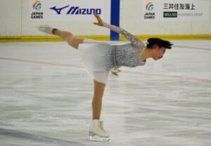 フィギュア成年女子で優勝した愛知県チームの松生理乃の演技＝30日、ヘルスピア倉敷