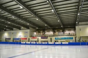ショートトラック競技の開始を待つ岡山国際スケートリンク＝26日、岡山市