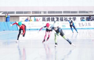スピードスケート少年女子500メートル予選＝26日、渋川市の伊香保リンク