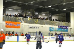 アイスホッケー成年準決勝の応援団＝４日、岡山国際スケートリンク