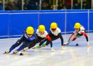 ショートトラック成年女子1000メートル決勝で優勝した滋賀の山名里奈(左端）＝27日、岡山国際スケートリンク