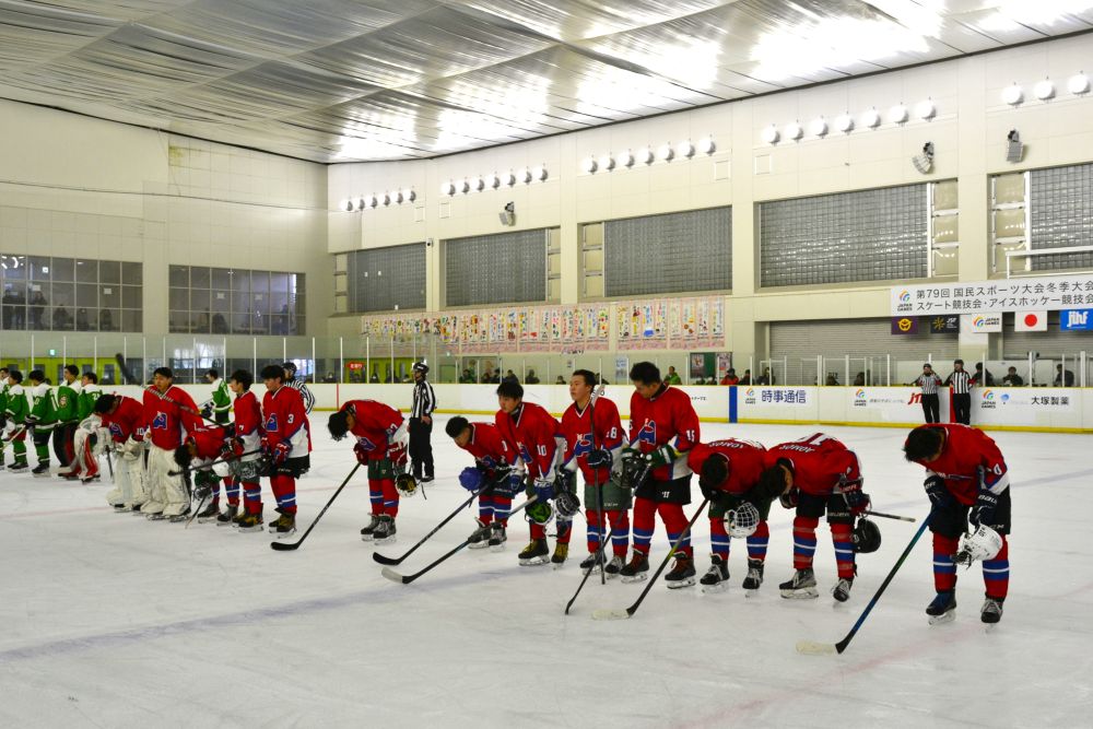 アイスホッケー少年決勝を終え北海道の監督らにあいさつする青森県チーム＝５日、ヘルスピア倉敷
