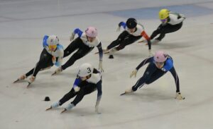 ショートトラック成年女子リレー風景＝27日、岡山国際スケートリンク
