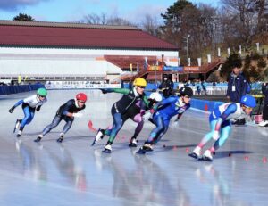 成年男子500メートル準決勝で力走する岩手の松井（右から２人目の黒帽子）＝26日、渋川市の伊香保リンク