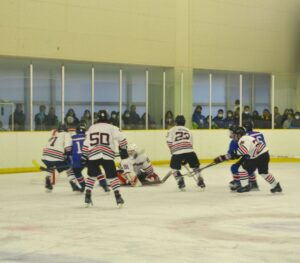 アイスホッケー少年1回戦で滋賀の攻撃を防ぐ岡山（白）＝２日、ヘルスピア倉敷