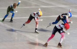 少年女子3000メートル決勝で滑走する選手たち＝29日、渋川市の伊香保リンク