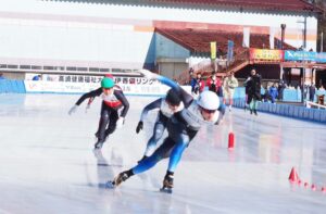 スピードスケート成年男子500メートル予選のレース＝26日、渋川市の伊香保リンク