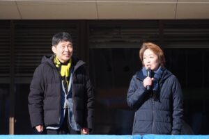 選手を激励する群馬県の山本一太知事（左）と橋本聖子参院議員＝26日、渋川市の伊香保リンク