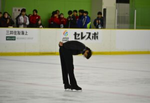 フィギュア成年男子で現役最後のフリー演技を終え、深々と頭を下げる織田信成（大阪）＝30日、ヘルスピア倉敷