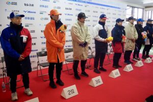 成年男子1000メートルの表彰式に参加する入賞選手＝29日、渋川市の伊香保リンク