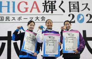 競泳成年女子２００メートル個人メドレーの表彰式＝１３日