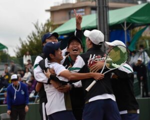 ソフトテニス成年男子の優勝を決め喜ぶ広島の選手ら＝４日、長浜市民庭球場