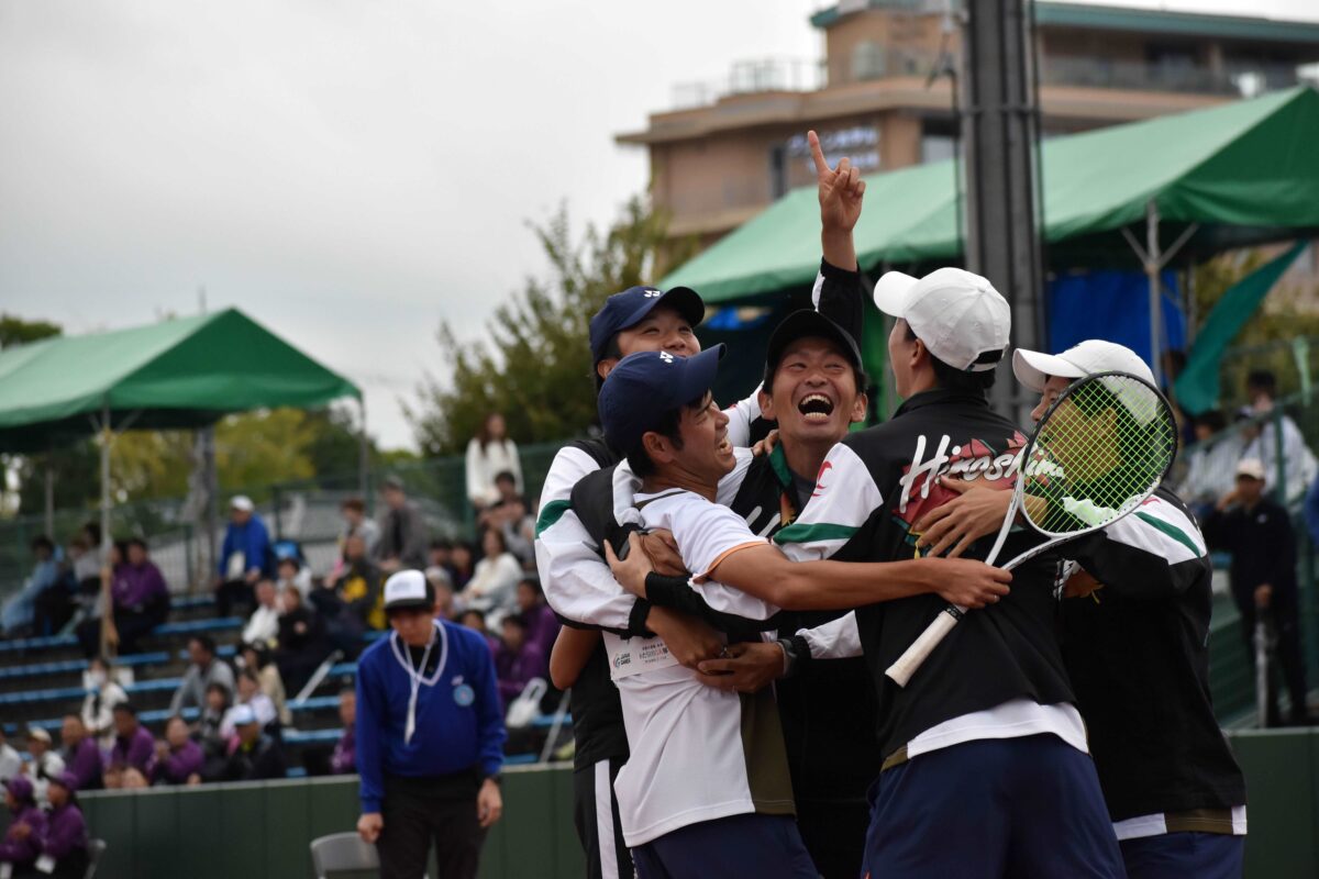 ソフトテニス成年男子の優勝を決め喜ぶ広島の選手ら＝４日、長浜市民庭球場