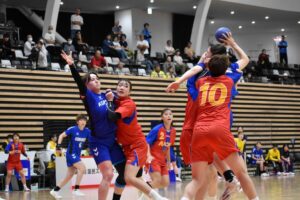 ハンドボール成年女子３位決定戦で愛知にシュートを阻まれる熊本＝７日、プロシードアリーナＨＩＫＯＮＥ
