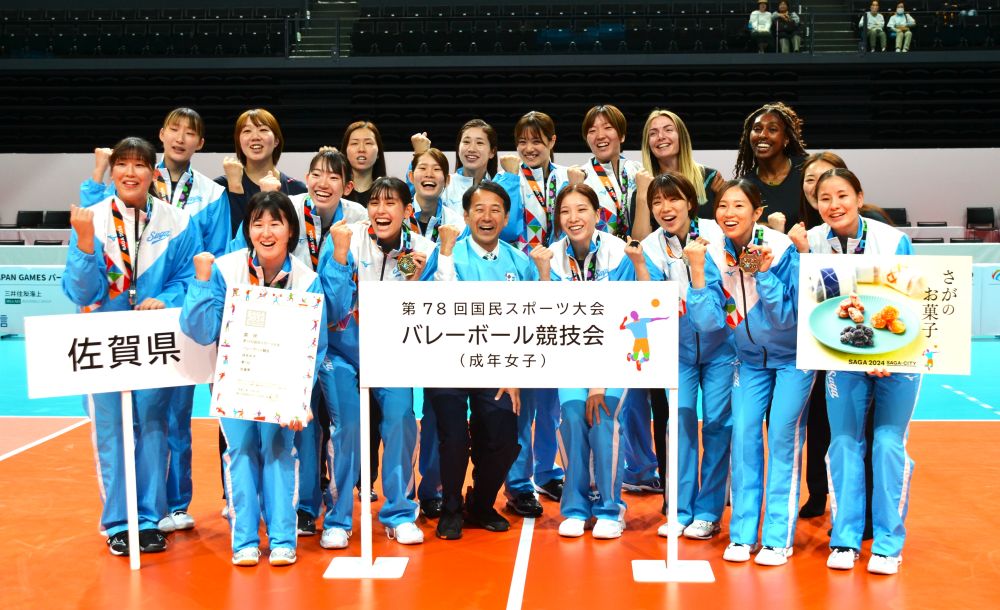 バレーボール成年女子決勝で優勝した佐賀県チーム＝９日、ＳＡＧＡサンライズパークＳＡＧＡアリーナ