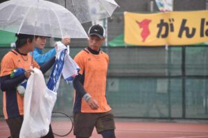 ソフトテニス成年男子準決勝の福井の選手ら＝４日、長浜市民庭球場