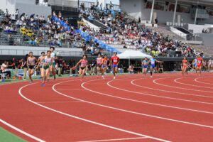 男女混合１６００メートルリレーでバトンを渡す選手たち＝１５日、ＳＡＧＡスタジアム