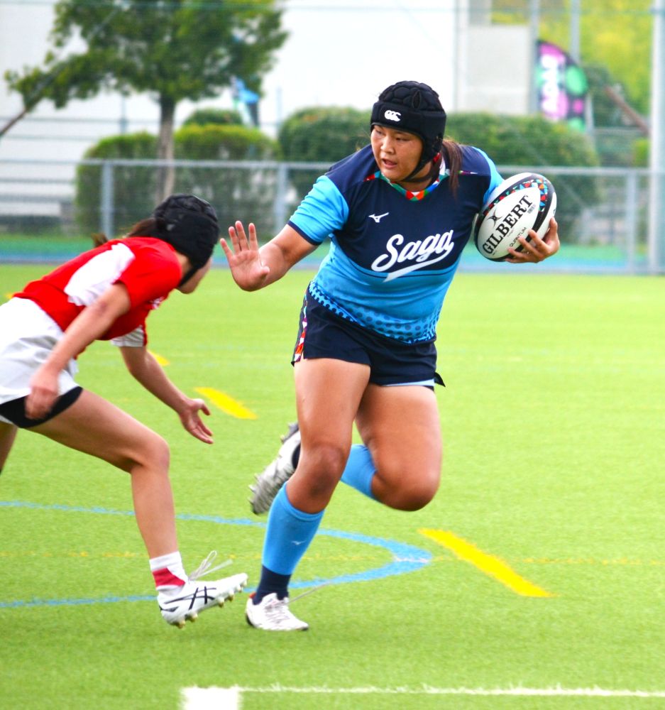 ラグビー成年女子１回戦で福岡サイドに切り込む佐賀の町田美陽（右）＝８日、SAGAサンライズパークボールフィールド