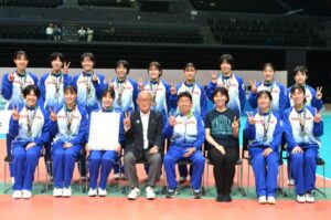 バレーボール成年女子で準優勝した岡山チーム＝９日、SAGAサンライズSAGAアリーナ