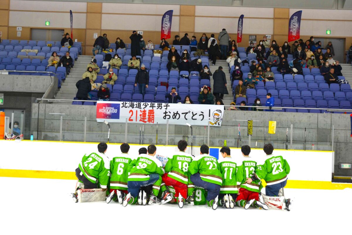 アイスホッケー少年男子で優勝し記念写真を撮る北海道チーム