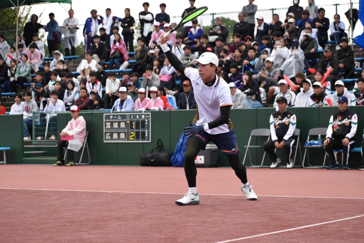 ソフトテニス成年男子決勝で戦う広島の上松俊貴選手＝４日、長浜市民庭球場