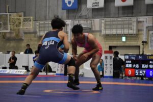 レスリング成年男子フリースタイル74キロ級１回戦に登場した滋賀の成国大志（右）＝29日、栗東市民体育館