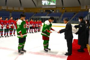 アイスホッケー少年男子で優勝し表彰を受ける北海道チーム