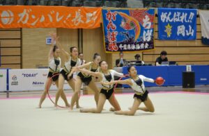 新体操少年女子団体で演技する佐賀チーム＝７日