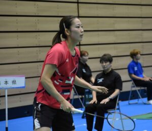 バドミントン成年女子決勝でプレーする熊本の松山奈未選手＝１日、滋賀ダイハツアリーナ