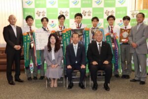 新体操少年男子を制し、高校選抜、インターハイと合わせて高校タイトル3冠に輝いた佐賀県立神埼清明高校の選手ら=9日、神埼市役所