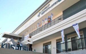 草津市立プールの外観＝６日