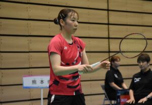 バドミントン成年女子決勝でプレーする熊本の郡司莉子選手＝１日、滋賀ダイハツアリーナ